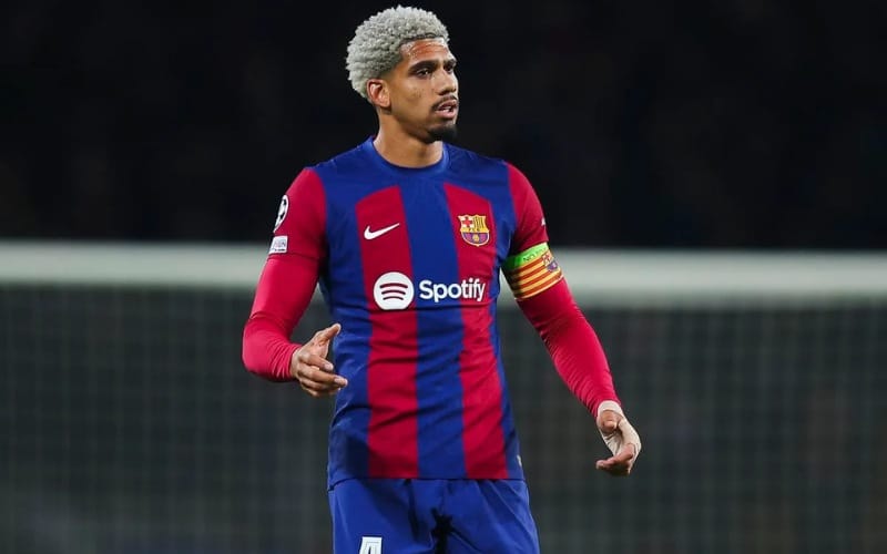 Hansi Flick và “án trảm” Ronald Araujo: Khi niềm tin quan trọng hơn danh tiếng