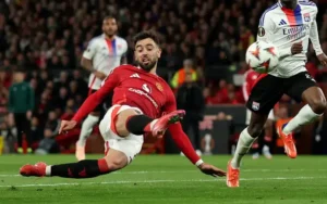 Bruno Fernandes ngã xuống, Old Trafford lộ rõ “tử huyệt” mang tên tuyến giữa