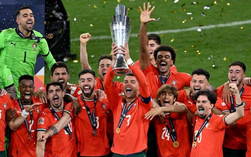 Bồ Đào Nha đang có hàng tiền vệ mạnh nhất lịch sử?