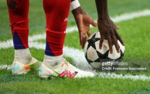 Chiến thuật đá bóng ra biên: Bước lùi cho bóng đá?