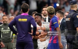 Xabi Alonso, Vinicius tuyệt giao, phòng thay đồ Real chia nửa?