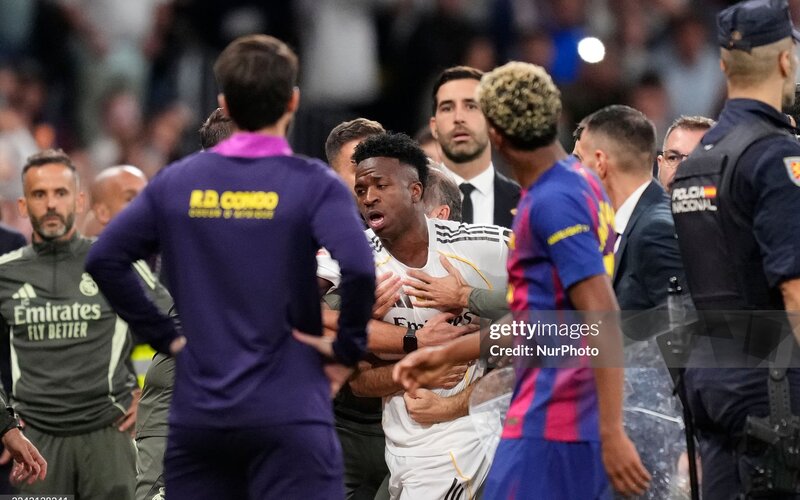 Xabi Alonso, Vinicius tuyệt giao, phòng thay đồ Real chia nửa?