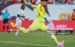 Vì sao các thủ môn ngày càng chuộng phát bóng mạnh?