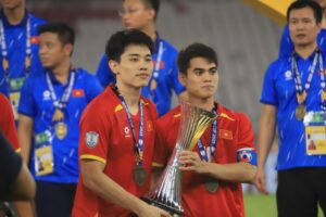 Khuất Văn Khang đeo băng thủ quân U22 Việt Nam tại SEA Games 33