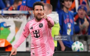 Cuộc đua không hồi kết: Messi lại bỏ xa Ronaldo