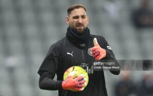 Donnarumma phơi bày hai bộ mặt tại St James’ Park