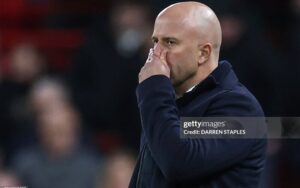 Liverpool hỗn loạn và Anfield mất kiên nhẫn