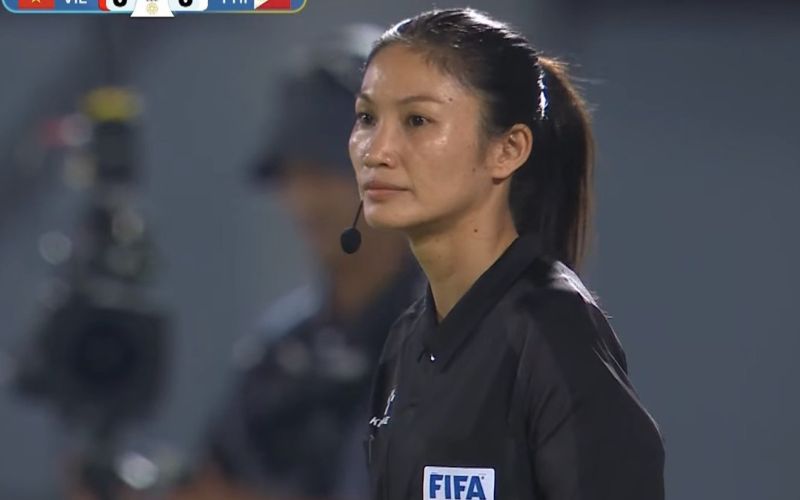 Nữ trợ lý người Lào tan sự nghiệp vì tước bàn thắng của Việt Nam