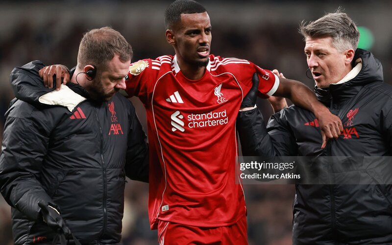 Liverpool phải làm gì trước chấn thương của Isak?