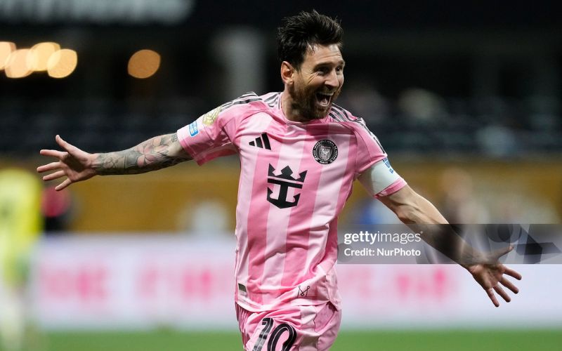 Messi và cuộc đua âm thầm với Ronaldo