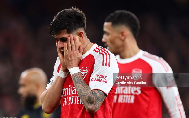 Vì sao Arsenal gục ngã trước MU?