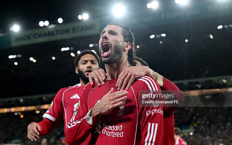 Liverpool va phải bức tường Leeds United