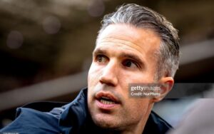 Làn sóng phẫn nộ bủa vây HLV Van Persie