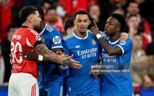 Trò cười của Otamendi với Vinicius