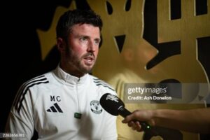 Carrick không thể lặp lại sai lầm của Amorim trước Everton