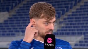 CĐV Everton ăn mừng Liverpool thủng lưới giữa lúc Dewsbury-Hall trả lời phỏng vấn