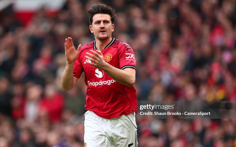Tràng pháo tay ở Old Trafford và sự hồi sinh của Maguire