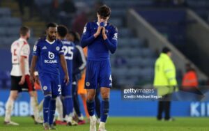 Nhà vua Premier League 2015/16 thê thảm khó tin