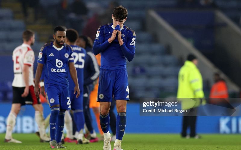 Nhà vua Premier League 2015/16 thê thảm khó tin