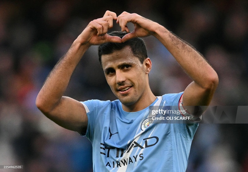 Rodri bị phạt 80.000 bảng vì chỉ trích trọng tài