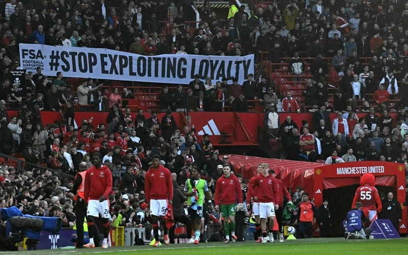 CĐV Anh tức giận khi giá vé leo thang