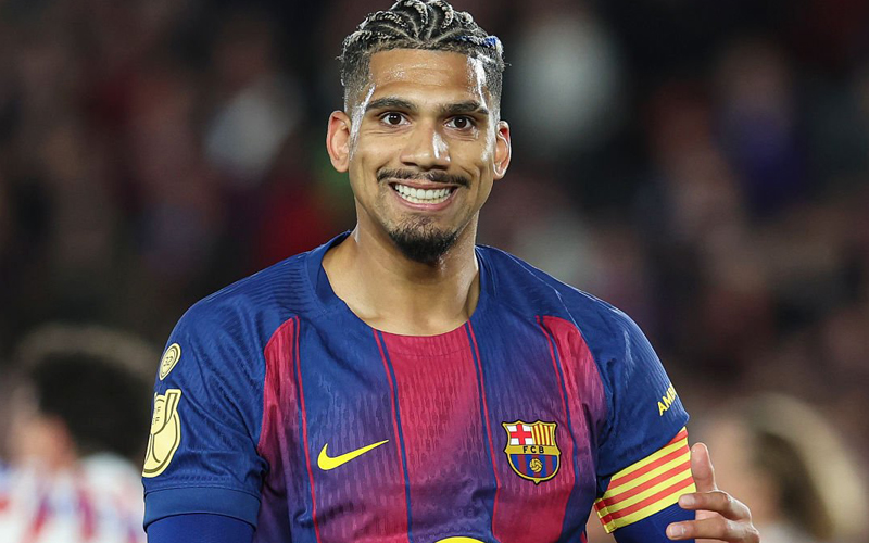 Từ biểu tượng thép đến dấu hỏi lớn: Araujo và mùa hè định mệnh tại Barcelona