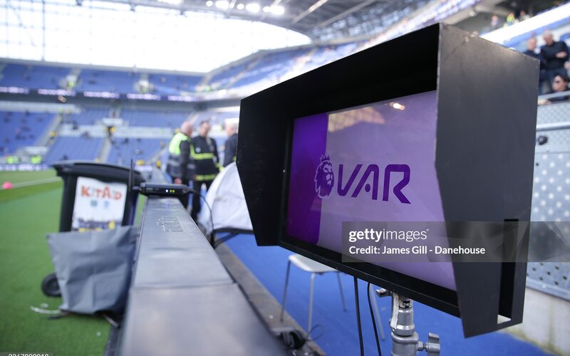 CĐV Anh chán ngấy công nghệ VAR