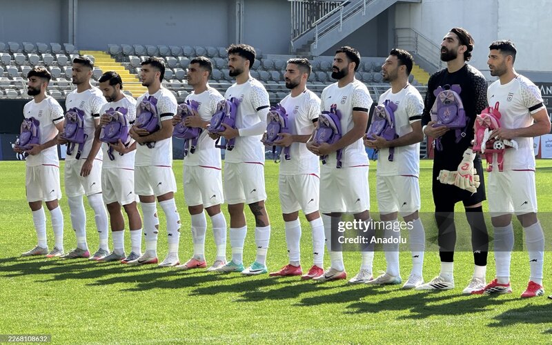 Đội tuyển Iran mang cặp xách vào sân