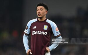 Sancho “dính đòn”, Aston Villa gặp khó trong cuộc đua top 4